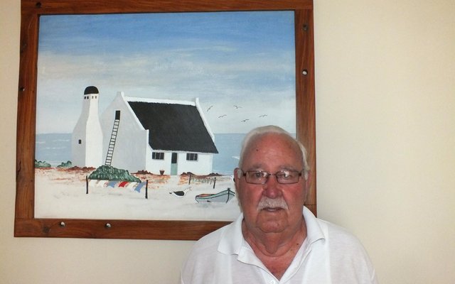 Gallie Vermeulen in sy huis in Gansbaai